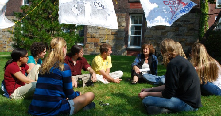 Karen Kashmanian Oates meeting with students on WPI campus. Photo credit: Tony Rinaldo.